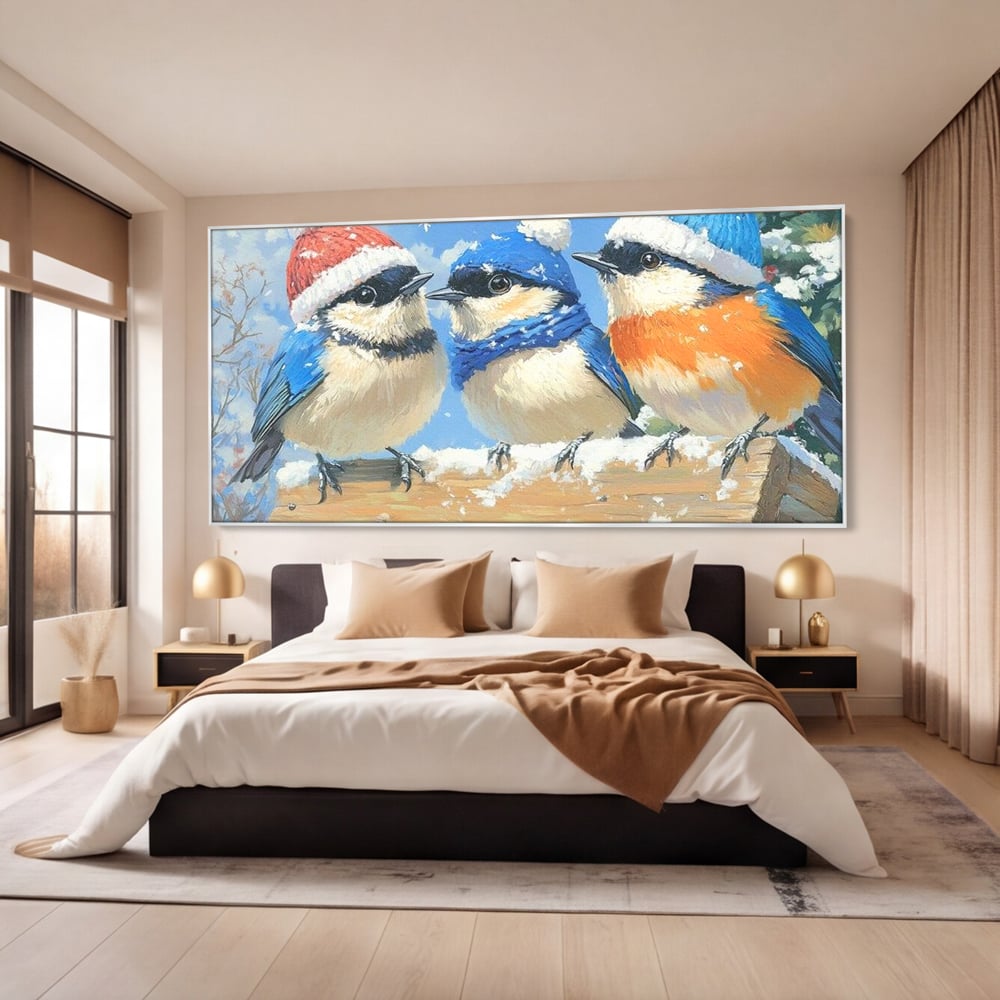 Tablou canvas cu tablou canvas cu trei vrabiute cu caciulite de iarna, in rama de aluminiu argintiu, pe perete intr-un dormitor